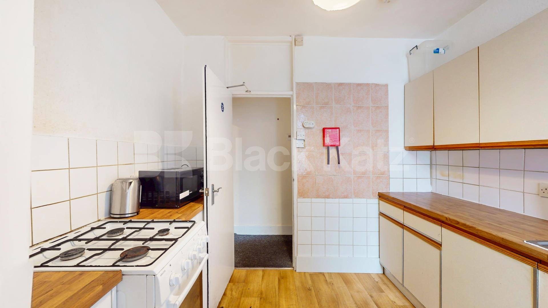 High ceilings, good storage space, modern kitchen & mins from tube Willoughby Road, Turnpike Lane